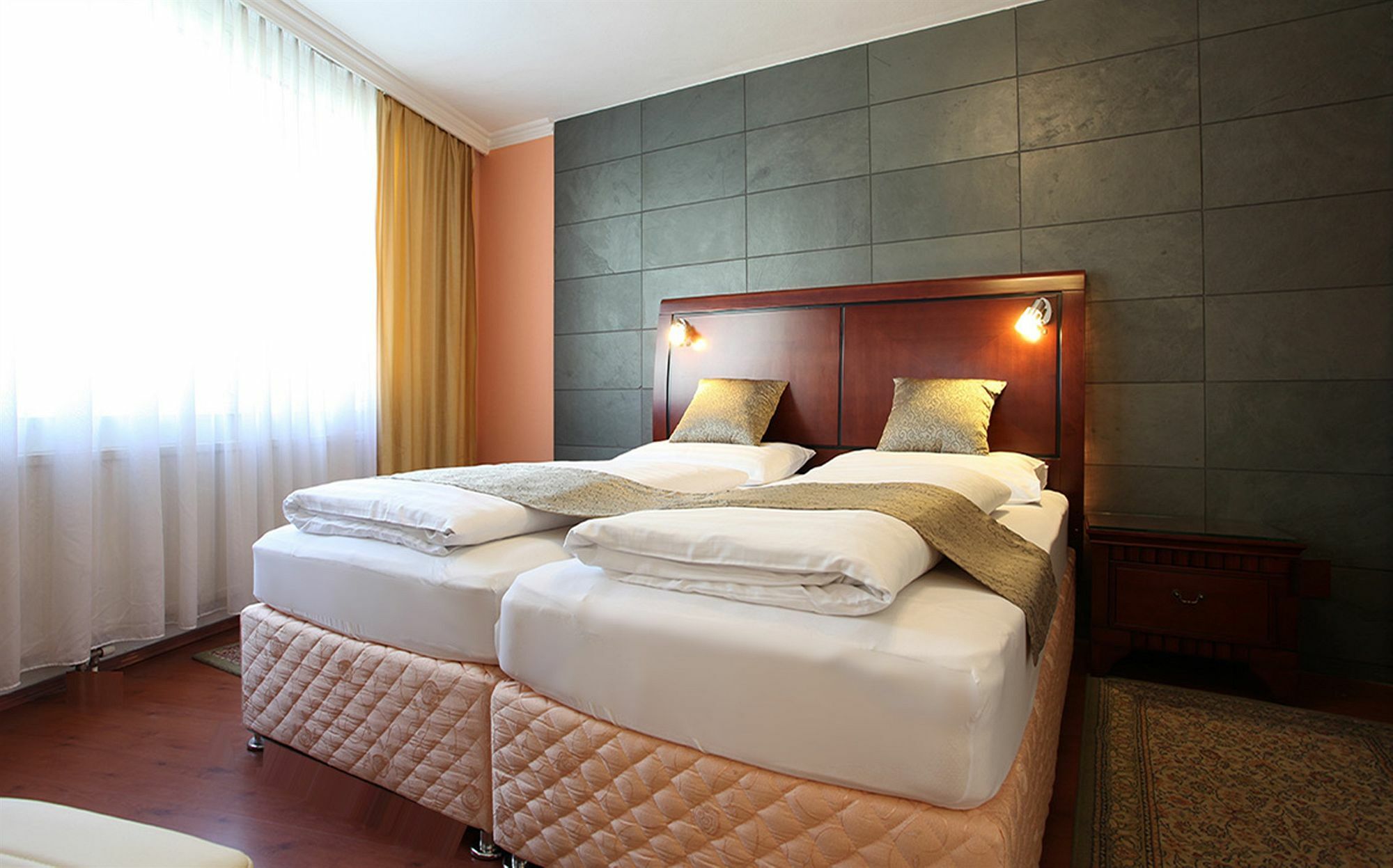 Attache L Contactless Check-in Hotel Vienna